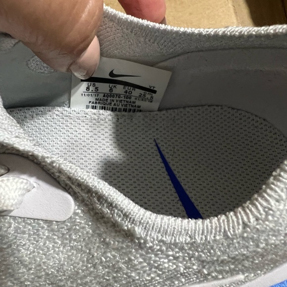 Nike is used but look new - Picture 4 of 4